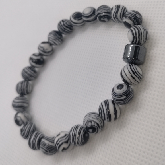 Black/ white striped beaded bracelet - Picture 2 of 2